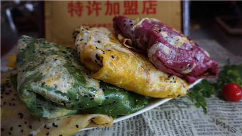 街頭5塊錢一個的彩色煎餅果子好看又好吃